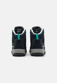 Medellånga vandringskängor i marinblå och svart mocka, med en teal-accent, meshpaneler och en dämpad grå sula för bättre grepp.