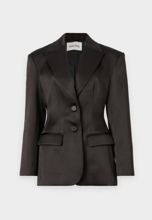 Svart satengblazer med enkel rekke, to knapper, snittet krage, strukturerte skuldre og to frontlommer. Jevn tekstur.