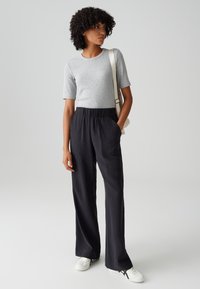 OPUS HIGH RISE LONG WIDE FIT ELASTIC WAISTBAND - Pantalon classique - black