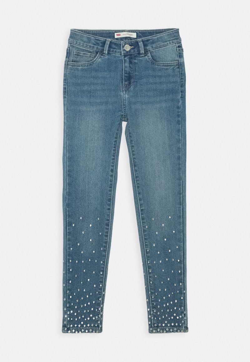 Vaqueros ajustados en denim de lavado medio con una textura suave, que presentan un embellishment de joyas en el dobladillo y un diseño clásico de cinco bolsillos.