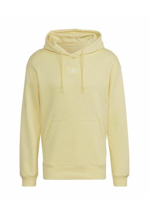 Jasnożółta bluza z kapturem Adidas z przednią kieszenią, ściągaczem na kapturze i małym logo na piersi, pokazana na jednolitym białym tle.