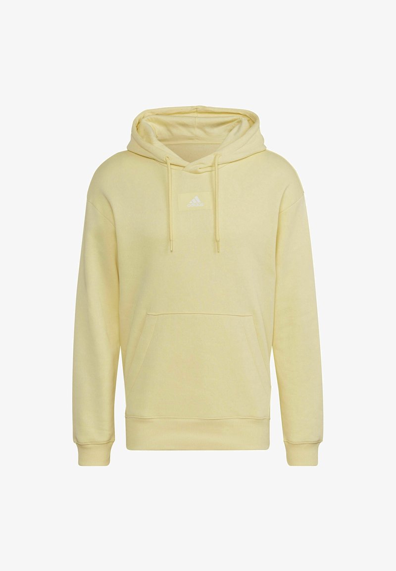 Sweat à capuche Adidas jaune clair avec poche avant, capuche avec cordon et petit logo sur la poitrine, présenté sur un fond blanc uni.