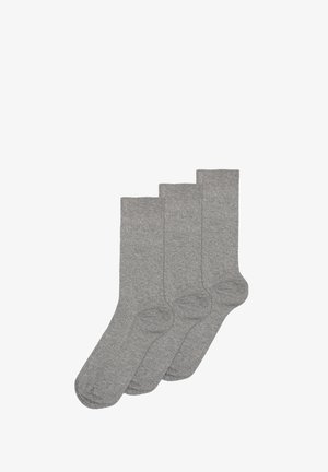 Drei Paar graue Socken aus weichem, dehnbarem Material. Jede Socke hat einen gerippten Bund und einen glatten, nahtlosen Körper.