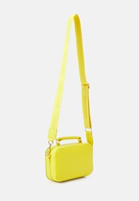 Tommy Hilfiger ICONIC CAMERA BAG - Keresztpántos táska - valley yellow