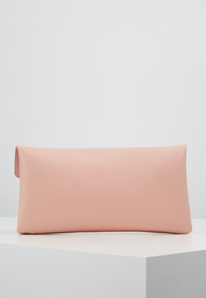 Suorakulmainen pehmeän vaaleanpunainen clutch-laukku, jossa on taitettava läppä, esillä valkoisella jalustalla harmaata taustaa vasten.