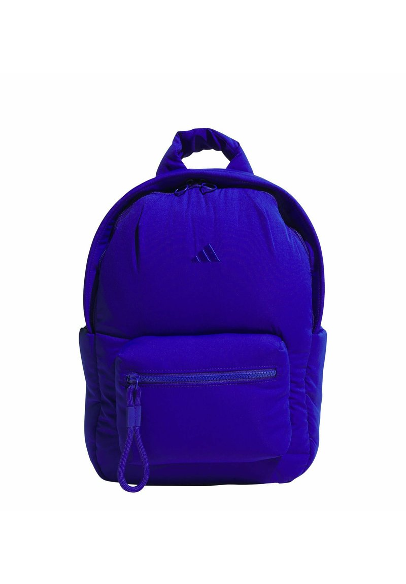 Mochila azul compacta con asa superior, bolsillo delantero con cremallera y compartimento principal con cremallera, que presenta un pequeño logo en la parte delantera.