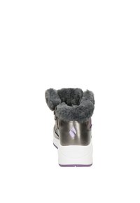 Zapatilla gris metálica con un cuello gris peludo, suela blanca, acentos morados y cremallera lateral. Presenta una superficie superior texturada.