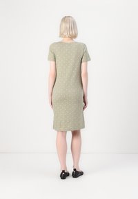 Olīvzaļš, līdz ceļgaliem garš kleita ar īsām piedurknēm, ar baltām punktiņām. Mīksts, teksturēts audums ar vienkāršu, pieguļošu dizainu.