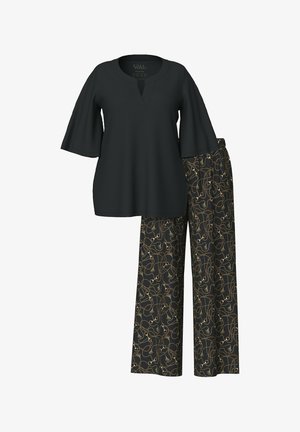 Túnica negra con mangas acampanadas y escote en V, combinada con pantalones de pierna ancha en un patrón oscuro con remolinos y detalles dorados.