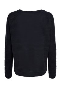 Pull en tricot noir avec un motif de vagues texturé, col rond et manches longues. L'ourlet est légèrement arrondi en bas.