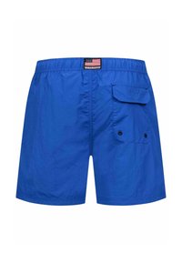 Blaue elastische Badeshorts mit einer Gesäßtasche mit Klappe und zwei Ablauflöchern sowie einem USA-Flaggenetikett in der Mitte des Taillenbunds.