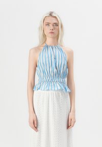 Top halter de rayas azules y blancas con una cinturilla elástica y dobladillo acampanado. La tela parece liviana y tiene una textura suave.