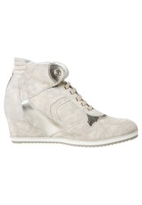 Baskets compensées montantes en daim beige clair avec des accents métalliques argentés. Comprend des œillets ronds, des lacets et une finition texturée.