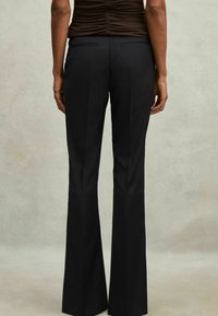 Reiss HAISLEY TAILORED FLARED  - Bukser - navy