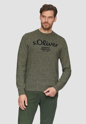 Zielony, dzianinowy sweter z okrągłym dekoltem i napisem "s.Oliver" oraz "ELEVATED ESSENTIALS SINCE 1968" w ciemnym granacie. Tekstura wydaje się być miękka.
