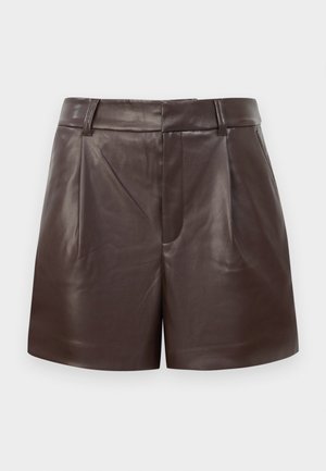 Tumedat pruunid nahast lühikesed püksid esipliikude, vöökummide ja peidetud esiklõikega heledal taustal.