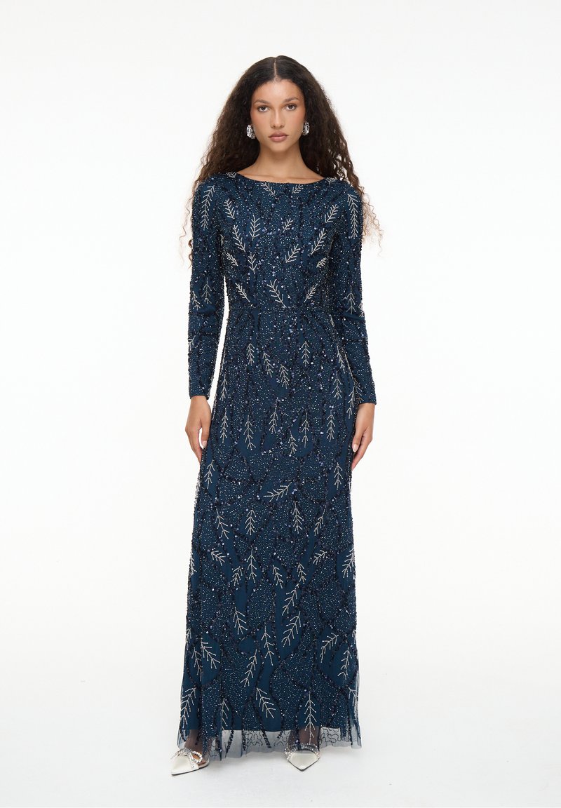 Langes navyblaues Kleid mit langen Ärmeln, verziert mit silbernen Blattmustern und zarter Perlenstickerei, mit tailliertem Schnitt und fließendem Rock.
