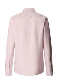 Svetloružová košeľa s dlhým rukávom a gombíkovými manžetami, zobrazená zozadu na jednoduchom bielom pozadí.