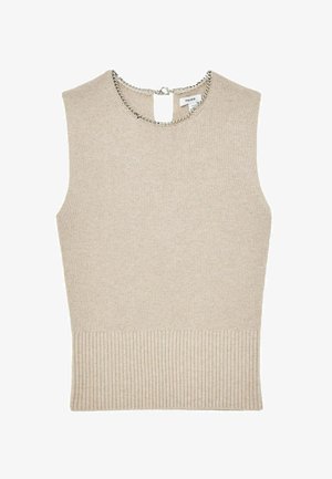 Šviesiai smėlinis nesijoninis megztinis su rankovėmis ir juostiniu apvadu, su grandinėlės detale ant kaklo, demonstruojantis paprastą ir elegantišką dizainą.