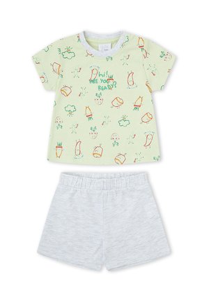 Camiseta de bebé verde claro con garabatos coloridos de verduras y texto "¡Hola! ¿Estás listo?" combinada con pantalones cortos elásticos de cintura azul claro.