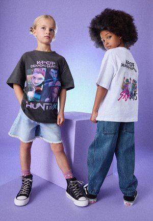 Next, REGULAR FIT - KPOP DEMON HUNTERS T-SHIRT  . - Print T-shirt - charcoal grey