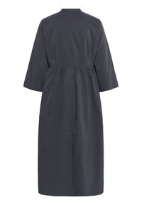 Tmavosiv dress s jedným zipsom na chrbte, rukávy do lakťa a zúžený pás. Vyrobené z hladkého materiálu, so minimalistickým dizajnom a golierom.