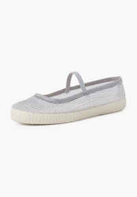 Ballet flats in rete argento con una cinghia elastica grigia e suola in gomma testurizzata che presenta un motivo intrecciato sulla parte superiore e accenti lisci.