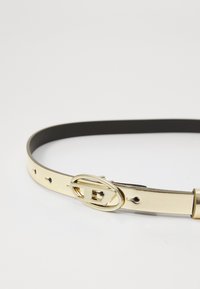 Ceinture en cuir noir avec une boucle ovale en métal doré et plusieurs trous d'ajustement le long de la sangle pour personnaliser la taille.
