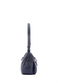 Borsa in pelle di colore grigio scuro con forma triangolare, con una tracolla singola regolabile e tasche con zip sui lati. Textura liscia con dettagli minimi.