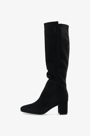 Zwarte laarzen tot de knie van zacht suede. Kenmerken zijn een spitse neus, een gladde textuur en een blokhak. Minimalistisch ontwerp zonder zichtbare hardware.