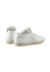 Białe niskie skórzane sneakersy z beżową gumową podeszwą, widocznymi szwami i wyściełanym językiem, pokazane z boków i z tyłu.