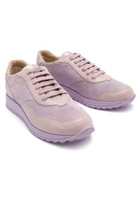 Paire de baskets en suède et cuir violet clair avec semelles texturées et lacets, présentées en angle vers la droite sur fond blanc.