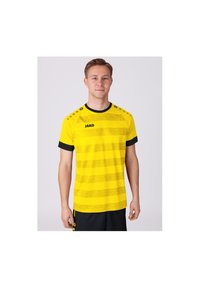 Gelbes Sporttrikot mit horizontalen Streifen, schwarzen Akzenten, Rundhalsausschnitt und Schulterknöpfen. "JAKO"-Logo auf der Vorderseite. Kurze Ärmel.