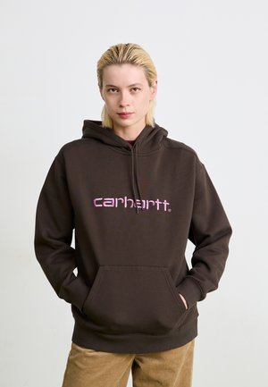 Rjava kapucar s kapuco, ki ima roza "carhartt" logo, sprednji kenguru žep in rebraste manšete z mehko teksturo.