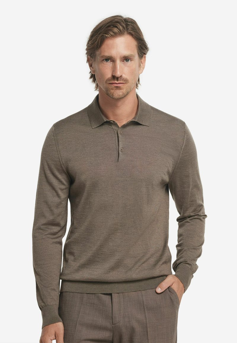 Braun langärmliges Polohemd aus weichem Material mit klassischem Kragen, Dreiknopfverschluss und gerippten Bündchen und Saum.