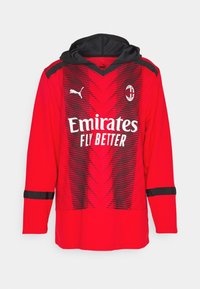 Roter Hoodie mit langen Ärmeln und schwarzen Akzenten, der ein gestreiftes Muster aufweist, ein weißes "Emirates FLY BETTER"-Logo und Puma-Branding auf der Brust hat.