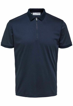 Polo shirt bleu marine à manches courtes, fabriqué en tissu lisse. Il possède un col zippé et des accents texturés aux bords des manches.