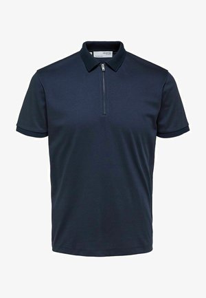 Marinblå polo shirt med korta ärmar, tillverkad av mjukt tyg. Har en dragkedja vid kragen och texturerade detaljer vid ärmsluten.