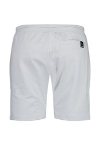 Weiße Baumwollshorts mit flachem Bund, Gesäßtasche und kleinem schwarzen Logotag auf der rechten Seite in der Nähe des Bundes.