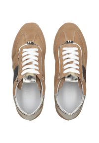 Semišové tenisky s béžovými a černými panely. Mají bílé tkaničky, metalické stříbrné akcenty a polstrovaný interiér. Zaoblený tvar špičky.