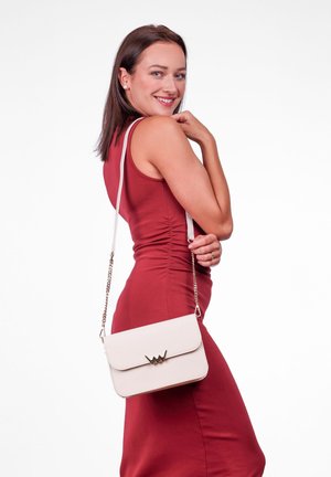 Béžová crossbody taška s klopou a zlatým kováním. Má řetízkový popruh a elegantní obdélníkový design. Hladký povrch.