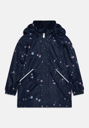 Veste de pluie bleu marine avec capuche, ornée d'un imprimé circulaire multicolore, avec des poignets élastiques, deux poches latérales et une fermeture par bouton-pression.