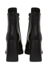 Sorte læder ankelstøvler med firkantet høj hæl, glat tekstur, lynlåse på siden og et minimalistisk design uden synlige udsmykninger.