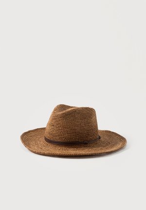 Brązowy, pleciony kapelusz fedora ze słomy z ciemnobrązową opaską u podstawy i szerokim, lekko zakrzywionym rondem.