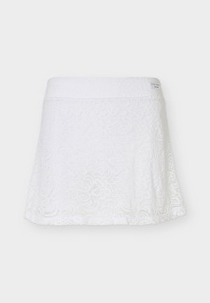 Biała koronkowa mini spódnica w kwiatowy wzór z elastycznym paskiem w talii i małym logo po boku na jednolitym tle.