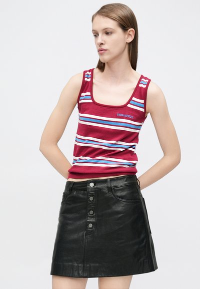 Camiseta sin mangas roja con rayas azules y blancas, con escote cuadrado y logotipo de DSQUARED2. Combinada con una minifalda de cuero negra con botones.