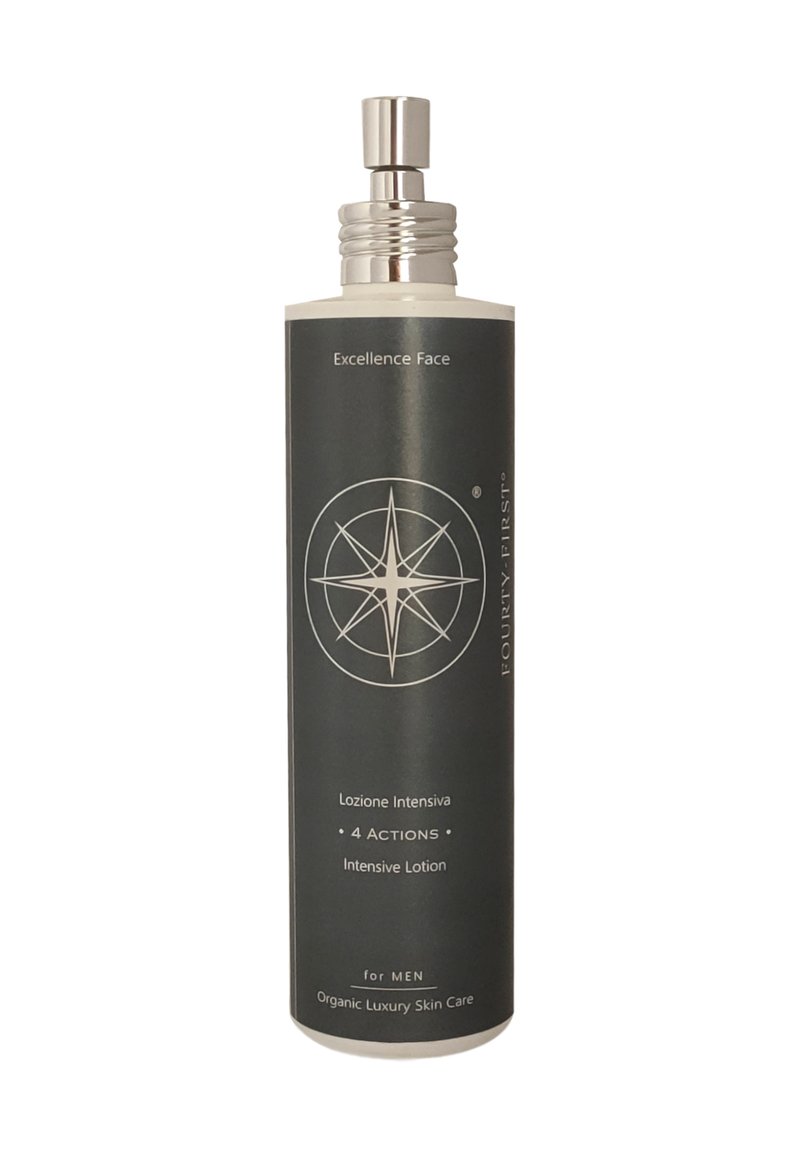 Schwarze zylindrische Flasche mit silbernen Akzenten, beschriftet mit "Excellence Face" und "Intensive Lotion". In der Mitte befindet sich ein Kompassdesign.