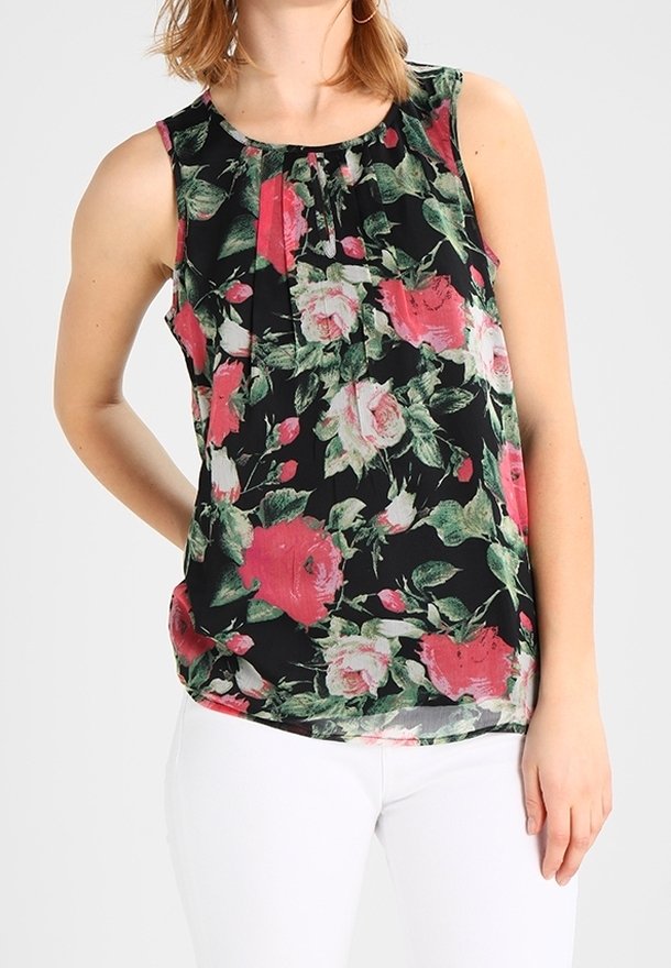 Débardeur floral sans manches avec un fond noir, orné de motifs de roses roses et vertes, col plissé et tissu lisse ; associé à un pantalon blanc.