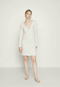 Biela nočná košieľka s dlhými rukávmi, s prekrývacím dizajnom, čiernymi bodkami, detailom ružového srdiečka a jemnou, hladkou textúrou.