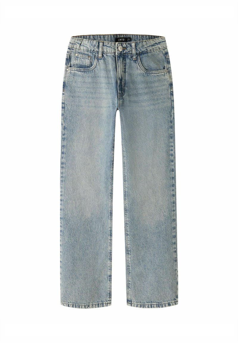 Svijetloplave traperice ravnog kroja s uobičajenim pojasom, prednjim džepovima i suptilnim izblijedjelim detaljima na tkanini.